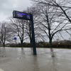 Caja metálica con pantalla de información de estación de autobuses con poste