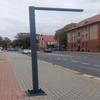 Caja metálica con pantalla de información de estación de autobuses con poste