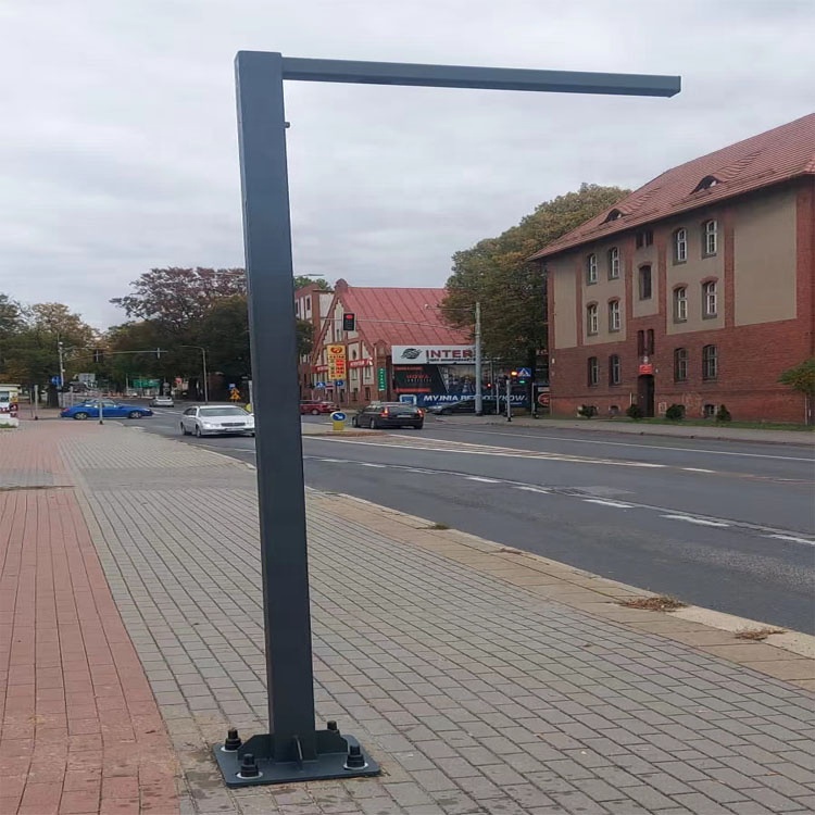 Caja metálica con pantalla de información de estación de autobuses con poste